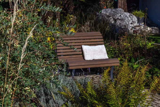 Klassische Gartenbank mit Holzbelattung aus Emmentaler Weisstannen Starkholz und Antik hell-Lasur in der Länge von 1 Meter. Die Standfüsse aus Gusseisen in Antrazit.