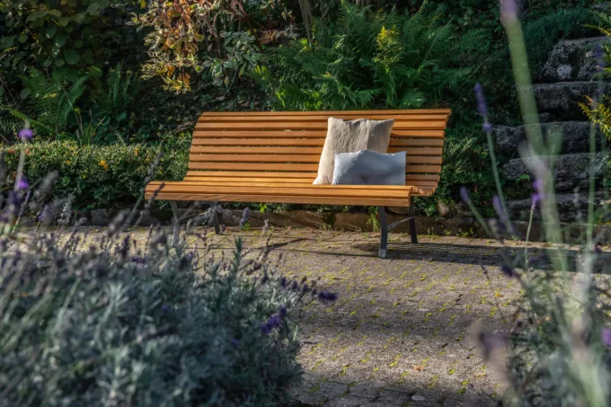 Klassische Gartenbank mit Holzbelattung aus Emmentaler Weisstannen Starkholz und Natur-Lasur in der Länge von 1,8 Meter. Die Standfüsse aus Gusseisen in Antrazit.