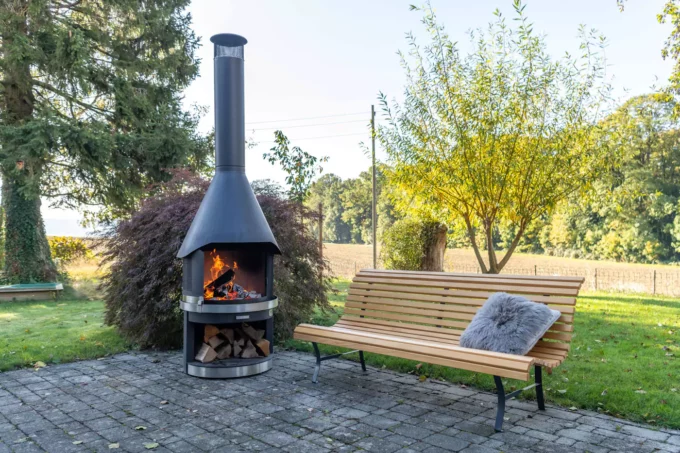 Klassische Gartenbank mit Holzbelattung aus Emmentaler Weisstannen Starkholz und Natur-Lasur in der Länge von 1,8 Meter. Die Standfüsse aus Gusseisen in Antrazit.