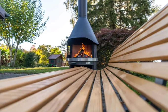 Klassische Gartenbank mit Holzbelattung aus Emmentaler Weisstannen Starkholz und Natur-Lasur in der Länge von 1,8 Meter. Die Standfüsse aus Gusseisen in Antrazit.