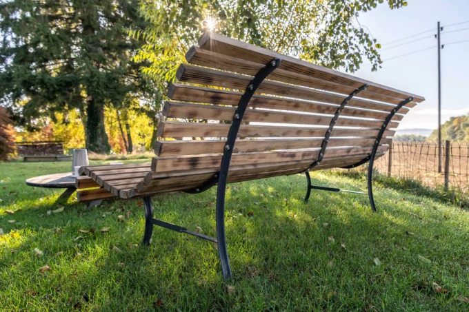 Klassische Gartenbank mit Holzbelattung aus Emmentaler Weisstannen Starkholz im Used-look in der Länge von 1,8 Meter. Die Standfüsse aus Gusseisen in Antrazit.