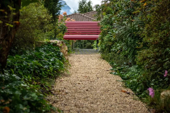 Klassische Gartenbank mit Holzbelattung aus Emmentaler Weisstannen Starkholz und Bordeauxrot-Lasur in der Länge von 1 Meter. Die Standfüsse aus Gusseisen in Antrazit.