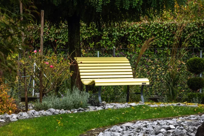 Klassische Gartenbank mit Holzbelattung aus Emmentaler Weisstannen Starkholz und Pastellgelb-Lasur in der Länge von 1 Meter. Die Standfüsse aus Gusseisen in Antrazit.