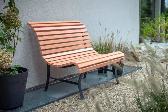 Klassische Gartenbank mit Holzbelattung aus Emmentaler Weisstannen Starkholz und Terracotta-Lasur in der Länge von 1 Meter. Die Standfüsse aus Gusseisen in Antrazit.