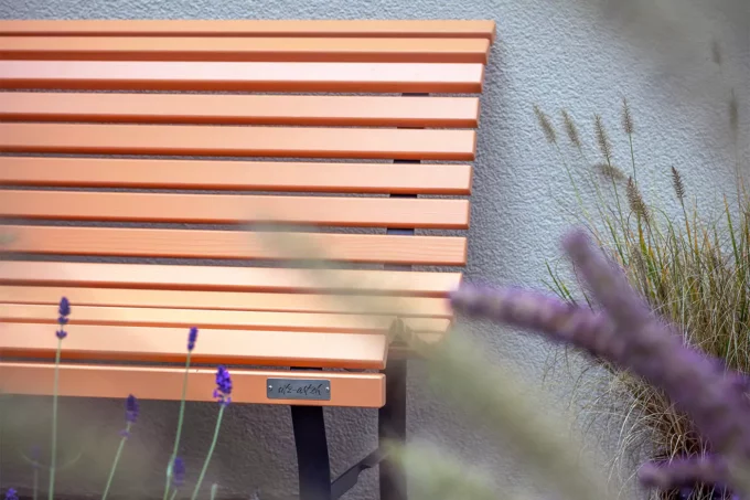 Klassische Gartenbank mit Holzbelattung aus Emmentaler Weisstannen Starkholz und Terracotta-Lasur in der Länge von 1 Meter. Die Standfüsse aus Gusseisen in Antrazit.